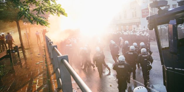 "Welcome to Hell"-Protest in Hamburg: Etwa 2000 Vermummte bringen sich in Position
