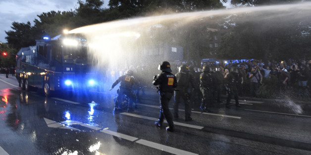 Trauriger Bilanz des G20-Auftakts: 74 Polizisten und dutzende Demonstranten verletzt