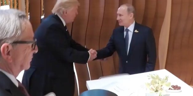 Bilder der ersten Begegnung: Als Trump ihn begrüßt, hebt Putin mahnend den Zeigefinger