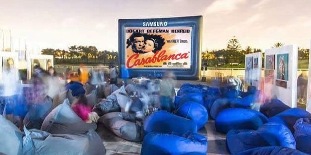 Bien installés sur des poufs face à l'écran géant, la séance peut commencer!