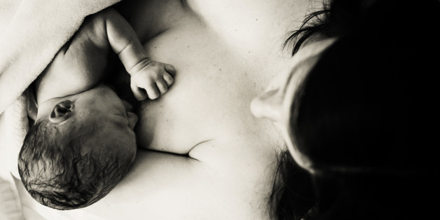 Breastsleeping: Wenn Kinder im Bett der Eltern gestillt werden, hat das erstaunliche Effekte auf Mutter und Kind.