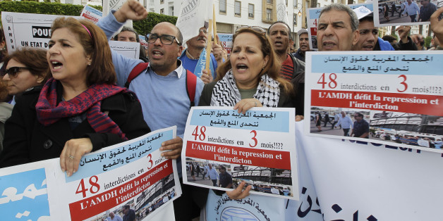 Members of the Moroccan Human Rights Association (AMDH) hold placards and shout slogans during a demonstration against repression and to demand the protection of human rights in Rabat November 16, 2014. REUTERS/Stringer (MOROCCO - Tags: POLITICS CIVIL UNREST)