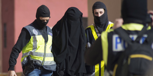 Des policiers espagnols arrêtent une femme soupçonnée de liens avec Daech, à Melilla, en décembre 2014.