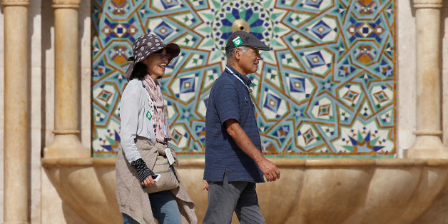 Des touristes chinois sur l'esplanade de la mosquée Hassan II à Casablanca, octobre 2016.