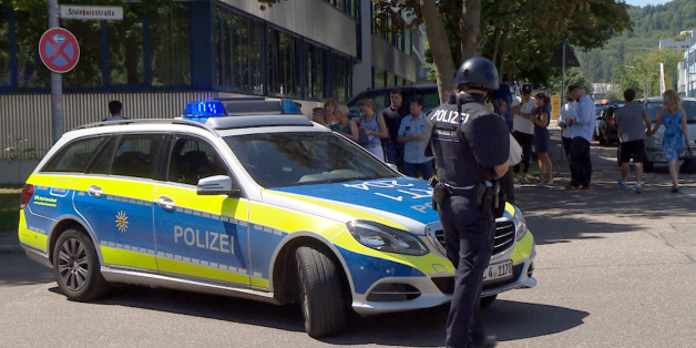 Mann stürmt mit Pistole auf Schulhof - jetzt fahndet die Polizei nach ihm