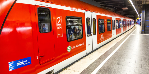 Frau stürzt eine Treppe an der Münchner S-Bahn hinunter - jetzt hat die Polizei einen schlimmen Verdacht