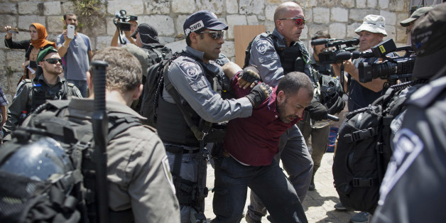 Israelische Polizisten halten eine Palästinenser beim Löwentor fest