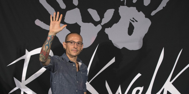 Lead vocalist of rock band Linkin Park Chester Bennington waves before the band is inducted into Guitar Center's RockWalk in Los Angeles, California June 18, 2014. REUTERS/Mario Anzuoni (UNITED STATES - Tags: ENTERTAINMENT)
