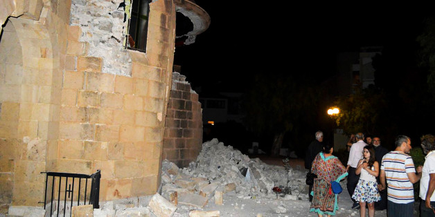 People stand outside damaged buildings after an earthquake in the Greek island of Kos on July 21, 2017. Two foreigners died and more than 100 people were injured on the Greek island of Kos when an earthquake shook popular Greek and Turkish holiday destinations in the Aegean Sea. The epicentre of the 6.7 magnitude quake was some 10.3 kilometres (6.4 miles) south of the major Turkish resort of Bodrum, a magnet for holidaymakers in the summer, and 16.2 kilometres east of the island of Kos in Greece