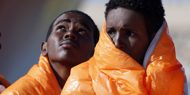 Flüchtlinge nach ihrer Ankunft in einem italienischen Hafen