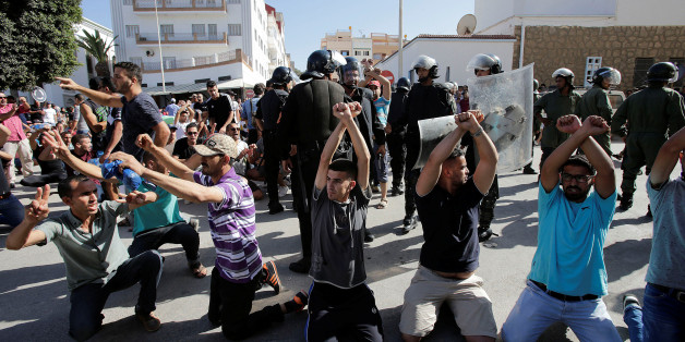 Le 20 juillet 2017 à Al Hoceima, des manifestants appellent à la libération des détenus du Hirak. REUTERS/Youssef Boudlal