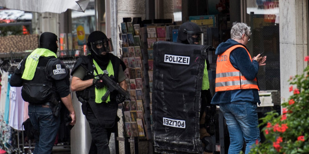 Polizisten inspizierten nach dem Angriff die Innenstadt von Schaffhausen