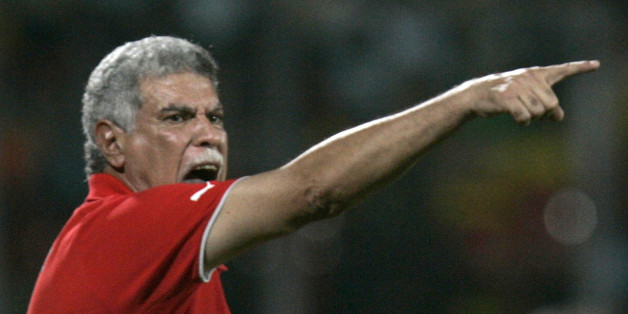 Egypt's coach Hassan Shehata gestures to his players during their African Nations Cup semi-final soccer match against the Ivory Coast in Kumasi February 7, 2008. REUTERS/Bruno Domingos (GHANA)