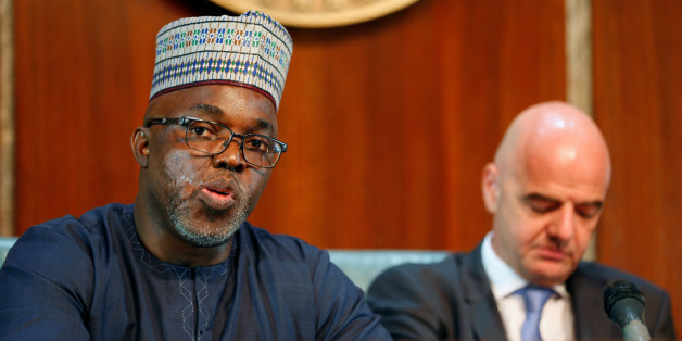 Le président de la Fédération nigériane de football, Amaju Pinnick, aux côtés du président de la FIFA, Gianni Infantino, Nigeria, juillet 2016.