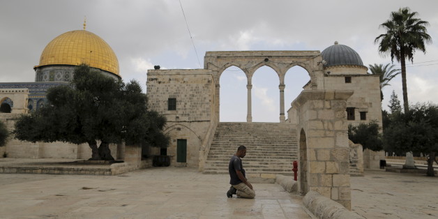Un homme prie sur l'esplanade des Mosquées à Jérusalem, octobre 2015