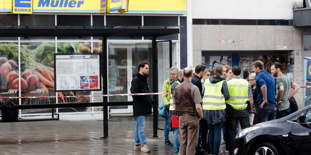 Amateurvideo aus Hamburg: Hier bewerfen Passanten den Messer-Angreifer mit Stühlen