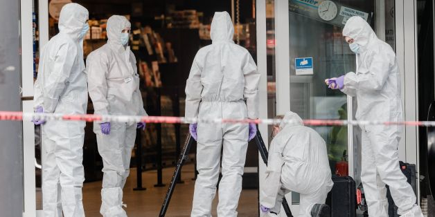 Police investigator work at the area around a supermarket in the northern German city of Hamburg, where a man killed one person and wounded several others in a knife attack, on July 28, 2017. 'There is no valid information yet on the motive or the number of people injured' by the man, who 'entered a supermarket and suddenly began attacking customers', said police, adding that one victim died from his severe wounds. / AFP PHOTO / dpa / Markus Scholz / Germany OUT (Photo credit should read