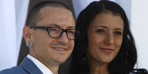 Chester Bennington of Linkin Park and wife Talinda arrive at the 2012 Billboard Music Awards in Las Vegas, Nevada, May 20, 2012. REUTERS/Steve Marcus (UNITED STATES - Tags: ENTERTAINMENT) (BILLBOARD-ARRIVALS)