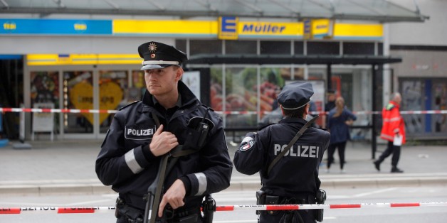 Police cordon off the area around a supermarket in the northern German city of Hamburg, where a man killed one person and wounded several others in a knife attack, on July 28, 2017.
'There is no valid information yet on the motive or the number of people injured' by the man, who 'entered a supermarket and suddenly began attacking customers', said police, adding that one victim died from his severe wounds. / AFP PHOTO / dpa / Markus Scholz / Germany OUT (Photo credit should read MARKUS SCHOLZ/AFP/Getty Images)