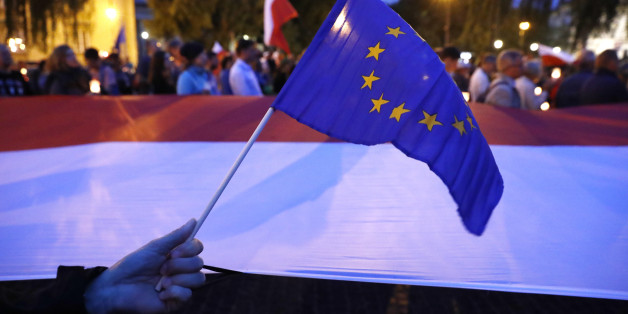 People gather next to the Supreme Court during the "Chain of the lights" candlelit protest against judicial reforms in Warsaw, Poland July 25, 2017. REUTERS/Kacper Pempel