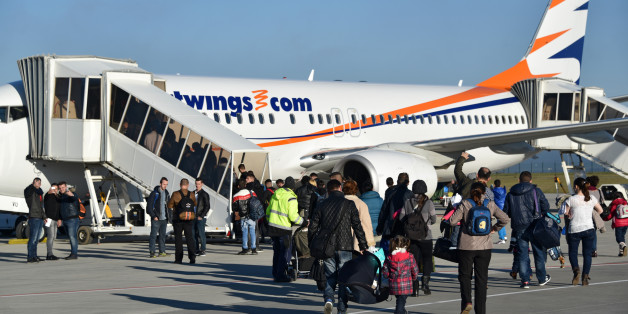 Abgelehnte Asylbewerber aus Albanien und dem Kosovo gehen am 27.11.2015 auf dem Kassel-Airport in Calden (Hessen) zum Flieger (Archivbild)
