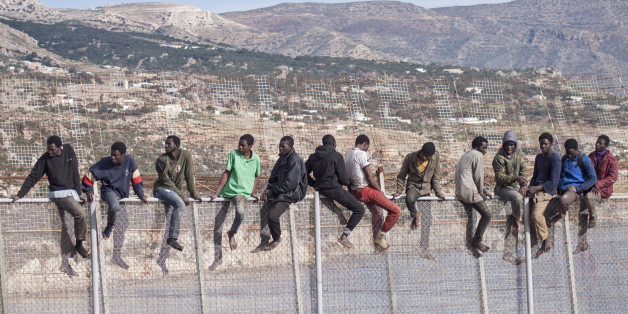 Des migrants sur la clôture entre le Maroc et Melilla, avril 2014.