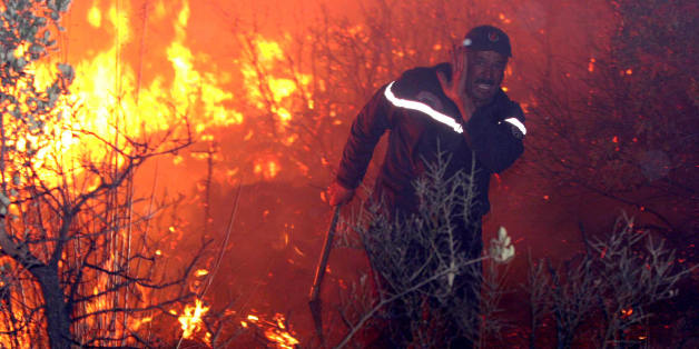 Un pompier se bat contre les flammes à Telemcen, septembre 2007 - Photo d'archive