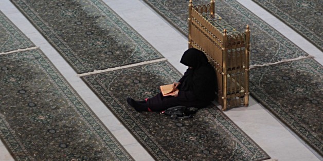 MECCA, SAUDI ARABIA - JUNE 03 : A woman recites from the holy Quran at the Grand Mosque (Masjid al Haram) during the Muslim's holy fasting month of Ramadan in Mecca, Suadi Arabia on June 03, 2017. (Photo by Faisal Khan/Anadolu Agency/Getty Images)