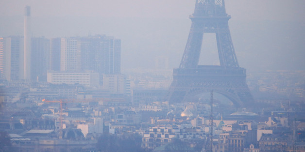 The Eiffel Tower is surrounded by a small-particle haze which hangs above the skyline in Paris, France, December 9, 2016 as the City of Light experienced the worst air pollution in a decade. REUTERS/Gonzalo Fuentes