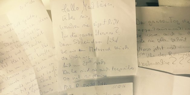 Immer wieder kleben Briefe an unserer Wohnungstür