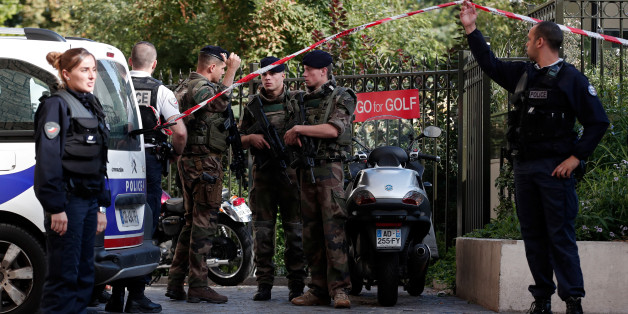 Auto rast in Vorort von Paris in eine Gruppe von Soldaten - mehrere Verletzte