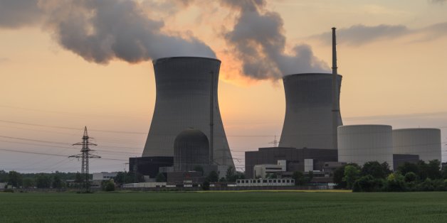 Ein laufendes Atomkraftwerk gegen den Abendhimmel fotografiert.