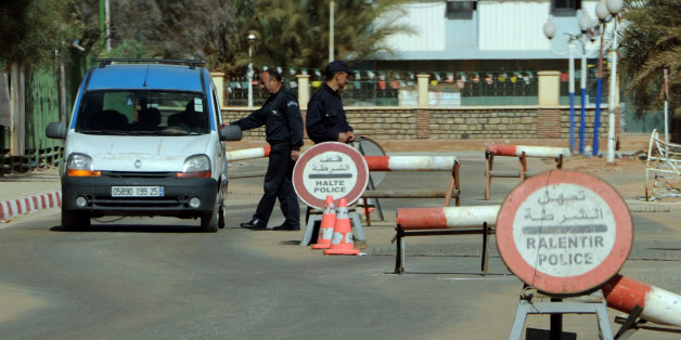 Des policiers algériens arrêtent les voitures à un point de contrôle à Amenas, près de la frontière libyenne.