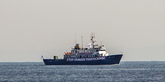 Identitäre wollten Flüchtlingsretter behindern, nun sind sie selbst in Seenot geraten - und eine NGO kommt zur Hilfe