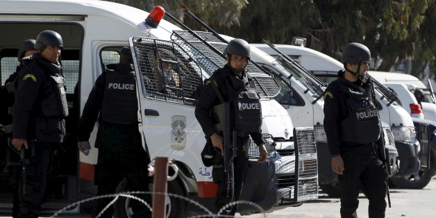 Tunisian police officers stand guard near a police station after Monday's attack by Islamist fighters on an army and police barracks in the town of Ben Guerdan, Tunisia, near the Libyan border March 8, 2016. REUTERS/Zoubeir Souissi