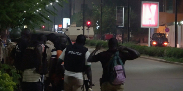 La police burkinabé près du restaurant Istanbul à Ouagadougou, Burkina Faso, 13 août 2017. REUTERS/Reuters TV