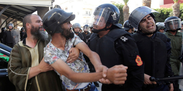 Des policiers arrêtent des manifestants durant une manifestation contre la corruption à Al Hoceima, le 20 juillet 2017.