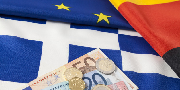 (GERMANY OUT) Europäische, deutsche und griechische Flagge mit Euro Geld (Photo by Bildquelle/ullstein bild via Getty Images)