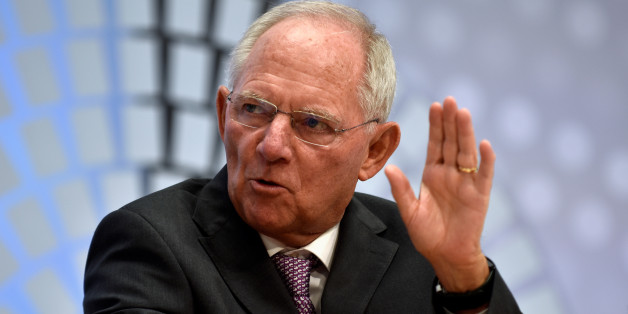 Finanzminister Wolfgang Schäuble verspricht Steuersenkungen - doch das reicht nicht, sagen Experten