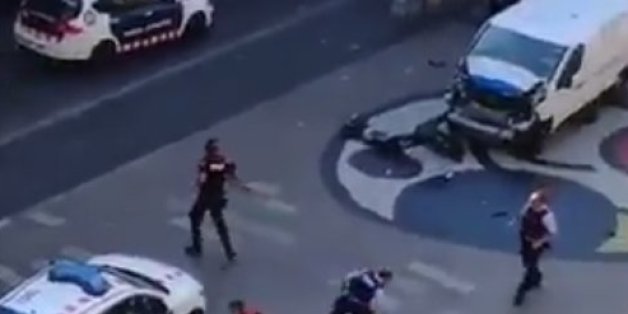 Laut Augenzeugen fährt ein Mann mit etwa 80 Stundenkilometern im Zickzack auf die Leute zu.