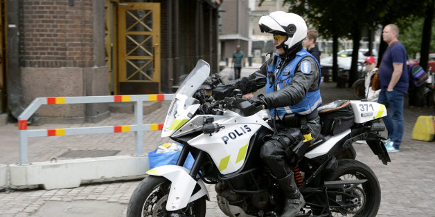 La police finlandaise patrouille les rues après une attaque au couteau à Turku, 18 août 2017
