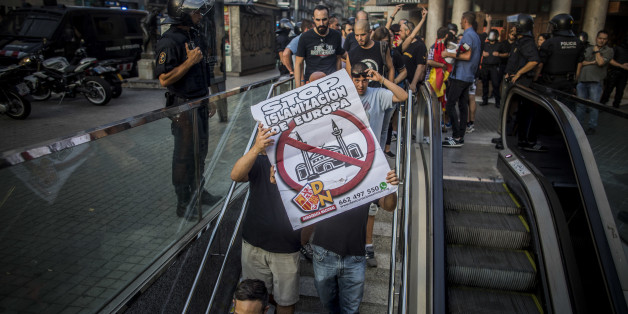Die rechtsradikalen Identitären wollen in Barcelona demonstrieren - dann stellt sich ihnen eine Menschenmenge in den Weg