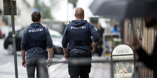 Des policiers dans le centre de Turku, le 18 août.