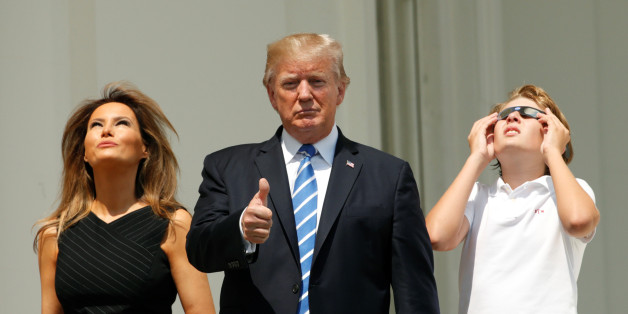 Trump schaut sich die Sonnenfinsternis an - macht sich vor der ganzen Welt lächerlich