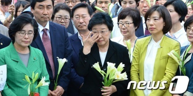 한명숙 전 국무총리가 지난 2015년 8월24일 오후 수감생활을 위해 경기도 의왕시 서울구치소로 향하고 있다.