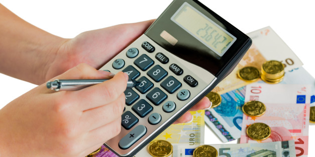 (GERMANY OUT) Hand mit Taschenrechner und Geldscheinen. Symbolfoto für Umsatz, Gewinn, Steuern und Kalkulation (Photo by Wodicka/ullstein bild via Getty Images)