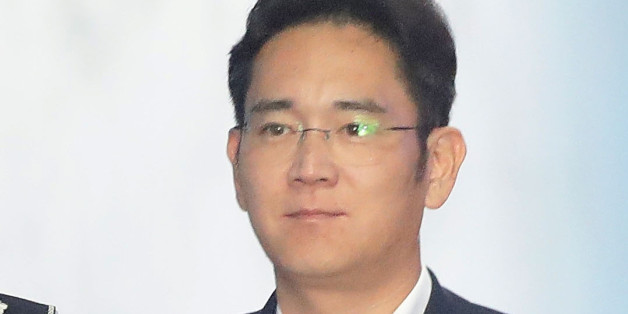Samsung Group heir Lee Jae-yong arrives at Seoul Central District Court in Seoul on August 25, 2017.The heir to the Samsung business empire, including the world's biggest smartphone maker, awaited the verdict on August 25 in his corruption trial over the scandal that brought down South Korean president Park Geun-Hye. / AFP PHOTO / POOL / Chung Sung-Jun (Photo credit should read CHUNG SUNG-JUN/AFP/Getty Images)