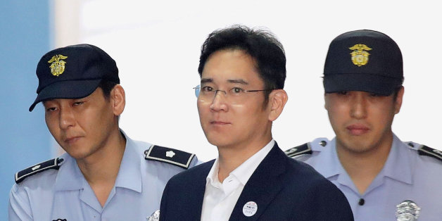 Lee Jae-yong, l'héritier du groupe Samsung à son arrivée à un tribunal à Séoul pour entendre le verdict du scandale de pots-de-vin, le 25 août 2017