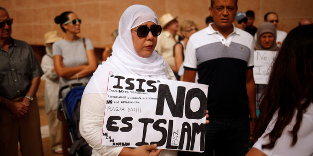 Une femme tient une pancarte "Daech n'est pas l'islam" lors d'un rassemblement à Fuengirola (Espagne) en solidarité avec les victimes de l'attaque terroriste de Barcelone, 20 août 2017.
