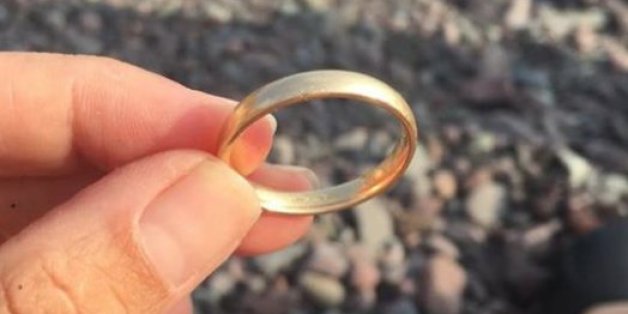 Elle lance un avis de recherche sur Facebook pour retrouver la propriétaire de cette alliance